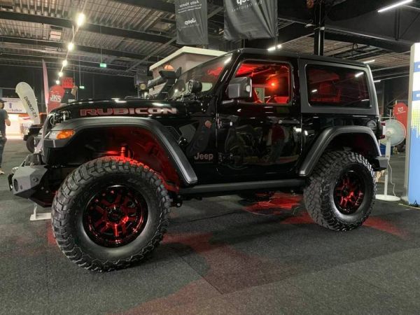 Alu Felge 8,5 x 17 ET +18 KMC KM540 RECON schwarz rot Jeep Wrangler JK / JL ab BJ 07 KM54078550918 Gloss BLACK RED mit TÜV