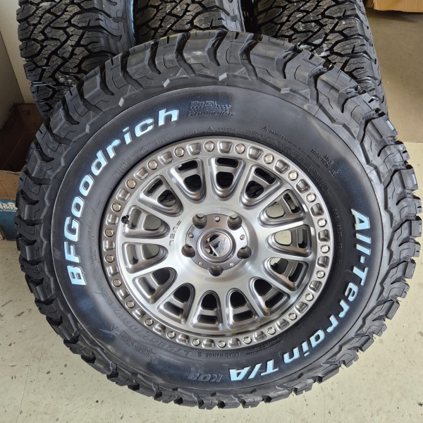 JL/JK/JT Alufelge 8,5x17 ET+30 5x127 Platinum Fuel Cyrcle m. BFG 285/70R17KO3