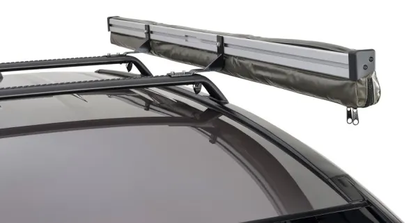 Ausschnitt Fahrzeug mit Markise an Halterung