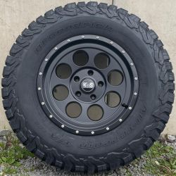 1 Reifen und Alufelge schwarz 8,5x17 ET +12 Serie Alloy 1426 Jeep Wrangler JK 07-17 BFG 285-70R17