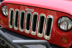 Kühlergrill Kühlerschutz chrom Kunststoff hinter dem Grill Jeep Wrangler JK 07- Rugged Ridge 11306.20